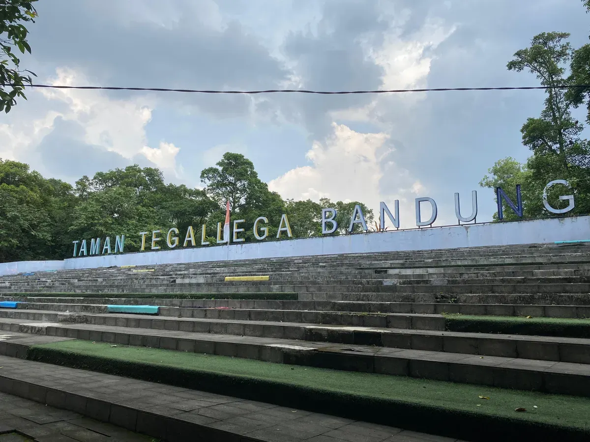 Area tribun Taman Tegalega terlihat sunyi pada Jumat, 5 Desember 2025, berlokasi di Jalan Otto Iskandardinata, Kelurahan Ciateul, Kecamatan Regol, Kota Bandung, Jawa Barat. (Sumber: Dokumentasi Penulis | Foto: Ruth Sestovia Purba)