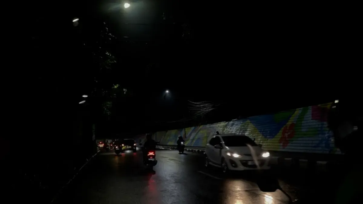 Suasana Babakan Siliwangi saat malam hari (4/12/2025) dengan jalanan gelap, mural warna-warni, dan arus kendaraan yang tak pernah sepi. (Sumber: Bunga Citra Kemalasari)