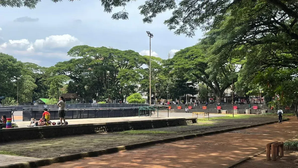 Track lari Saparua yang tampak teduh dari samping namun area sekitarnya masih perlu perbaikan dan penataan. Jumat siang, 28 November 2025. (Sumber: Dokumentasi penulis | Foto: Najmi Zahra A)