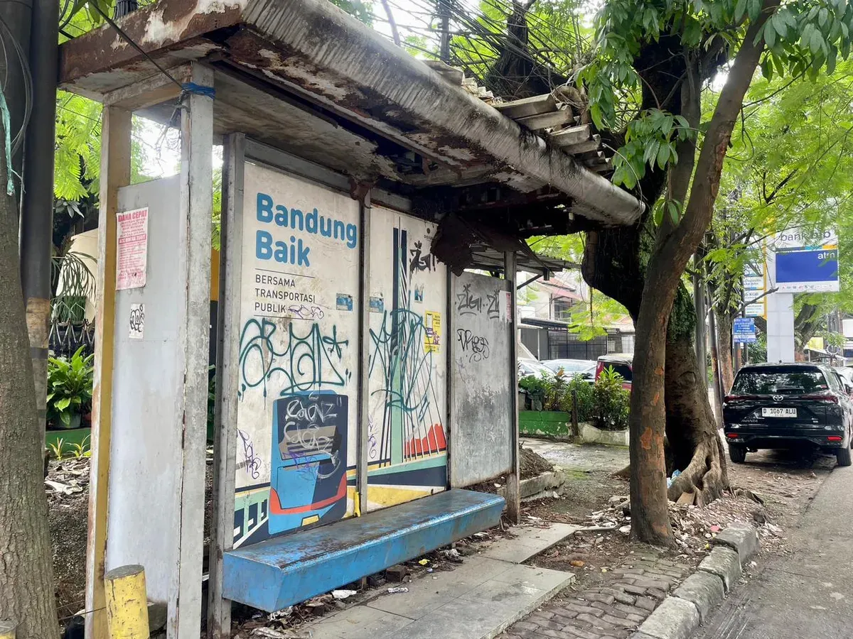 Prasarana halte di daerah Mohamad Toha yang terlihat banyak coretan dan kerusakan tak terurus menyebabkan ketidaknyamanan bagi penumpang, pada 30 November 2025. (Sumber: Dokumentasi Penulis | Foto: Nufairi Shabrina)