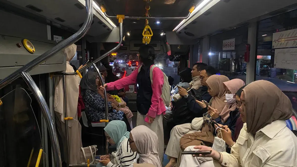 Suasana metro jabar trans dipenuhi penggunana di sore hari sepulang kerja (03/12/2025). (Sumber: Pribadi | Foto: M. Kamal Natanegara)