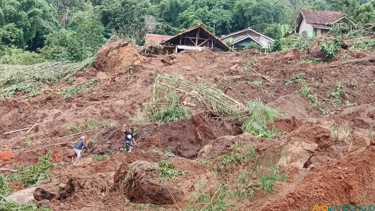 Warga di lokasi bencana sedang membantu mencari korban tertimbun longsor di Arjasari, Kabupaten Bandung. (Sumber: ayobandung.id | Foto: Gilang Fathu Romadhan)