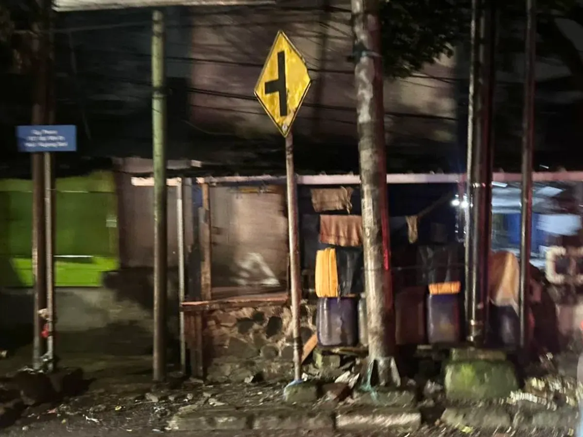 Kondisi trotoar di Bandung menjadi tidak layak digunakan oleh pejalan kaki pada pukul 19.28 hari Selasa (2/12/2025) (Foto: Riri Pamungkas)