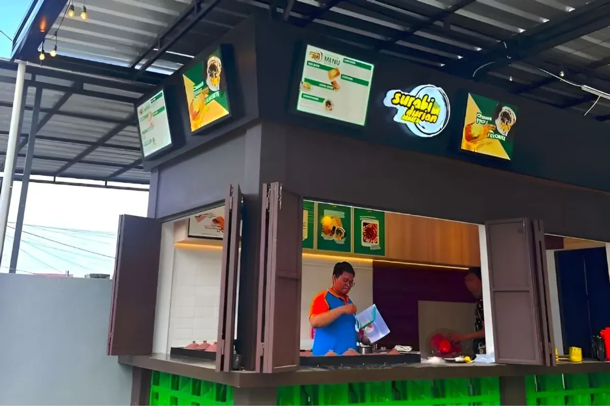 Pelayan Surabi Durian Arnata yang sedang memanggang surabi. (Sumber: Pribadi | Foto: Asep Setiawan)