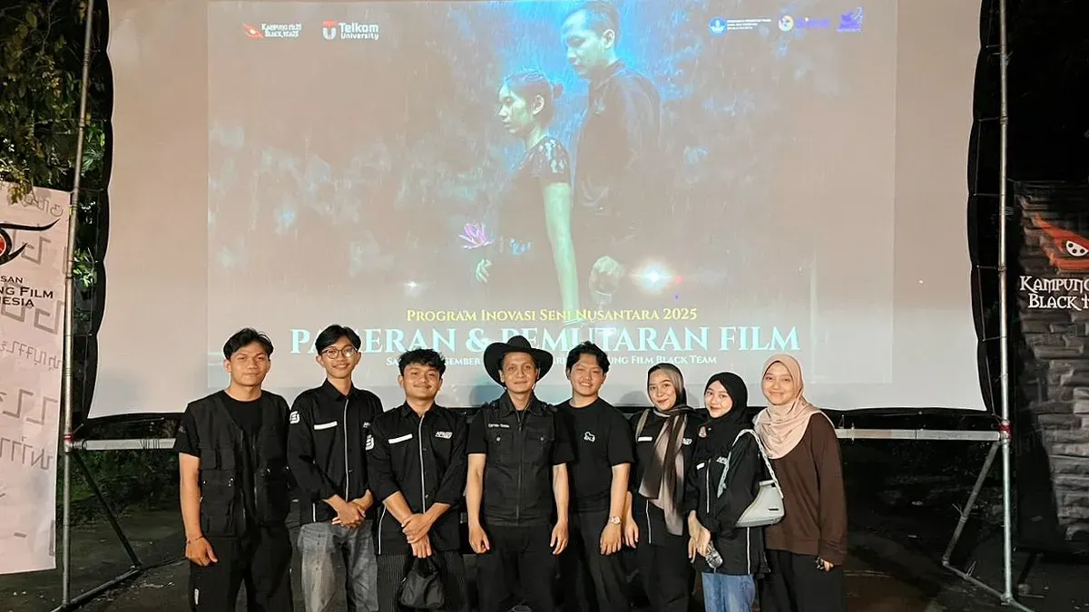 Foto bersama Gumilar Sayidul Akbar (Pendiri KFBT) dan komunitas Free Film Production (Sumber: Free Film Production | Foto: Free Film Production)