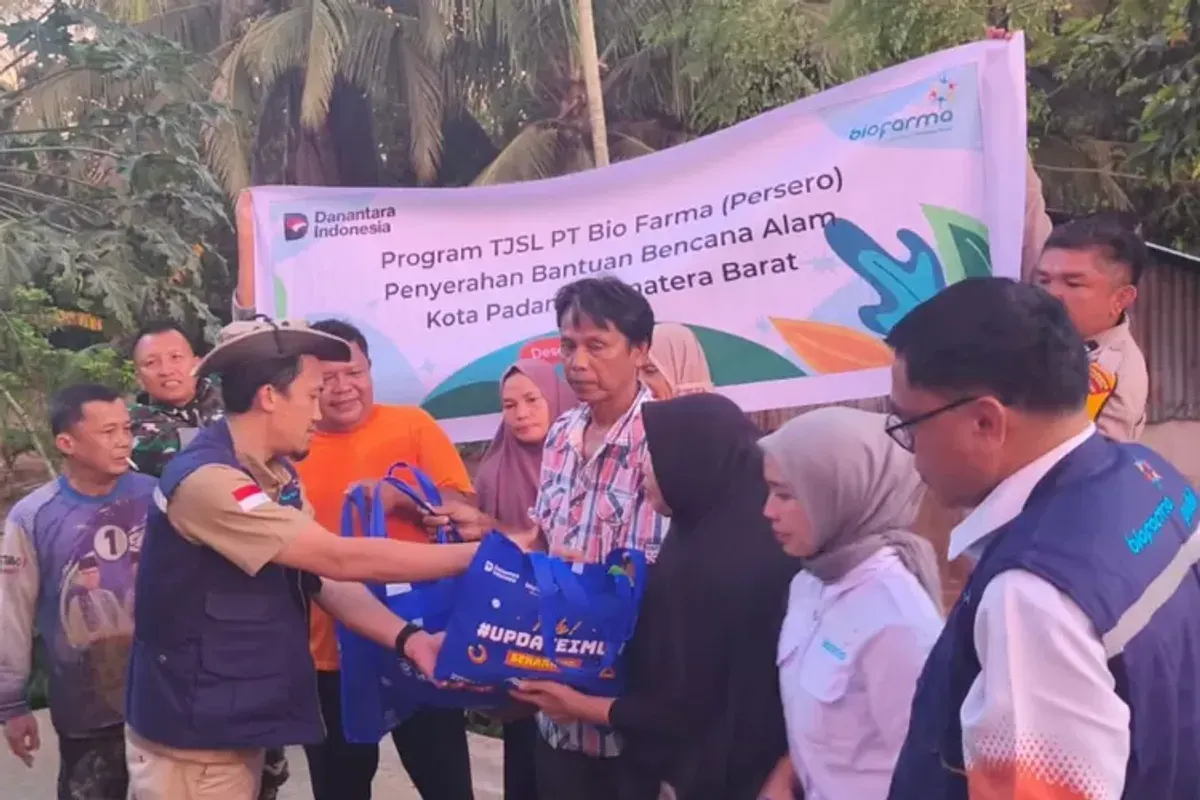 Komisaris Bio Farma, Relly Reagen menyerahkan bantuan kepada masyarakat terdampak bencana di Padang, Sumatera Barat. (Sumber: ayobandung.com | Foto: Arif Budianto)