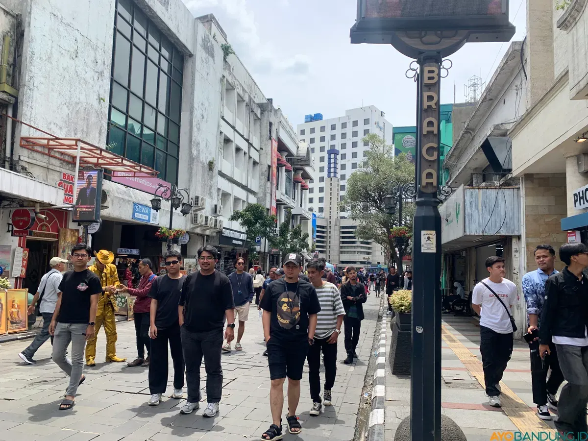 Pengunjung Jalan Braga menikmati suasana jalan yang terbebas dari kendaraan, Sabtu (6/7). (Sumber: ayobandung.id | Foto: Toni Hermawan)