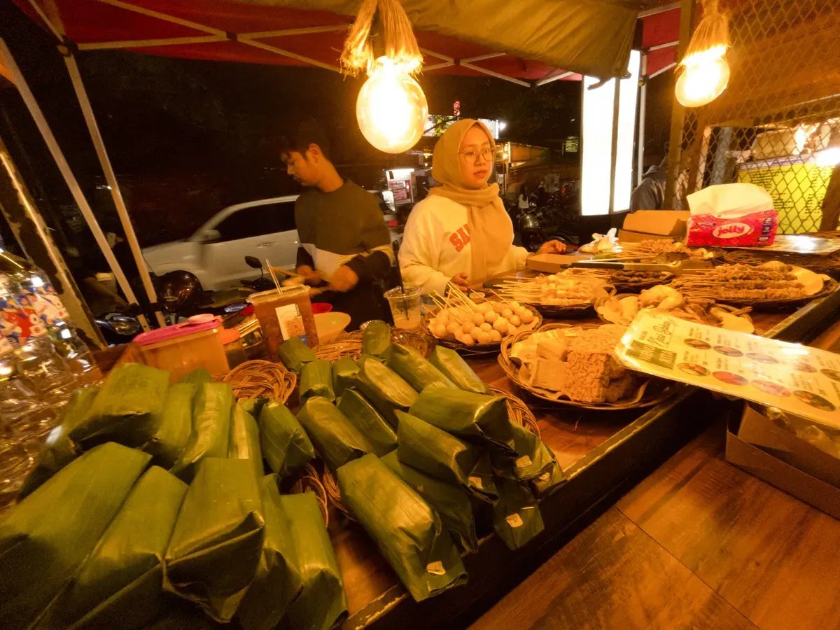 Di balik kepulan asap dan lampu kuning temaram, ada rasa yang bikin balik lagi. (Sumber: Dokumentasi Penulis)