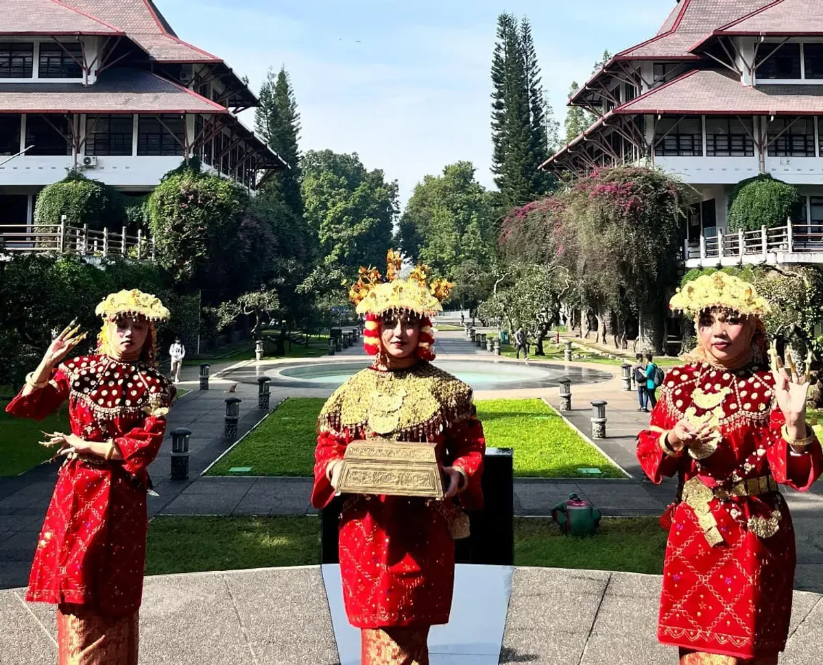 Potret tiga mahasiswa yang membawakan tari gending sriwijaya diacara titian carieer ITB. (Istimewa)