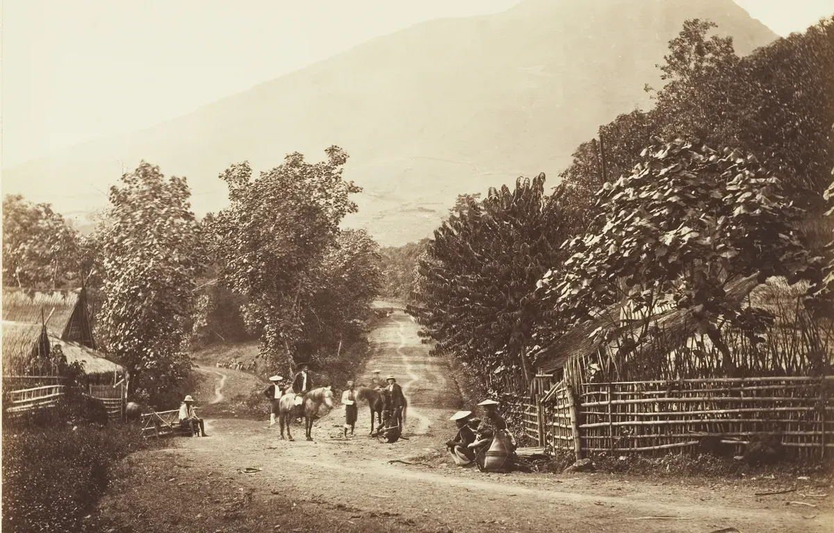Suasana jalan Cicalengka menuju Nagreg tahun 1880-an. (Sumber: KITLV)
