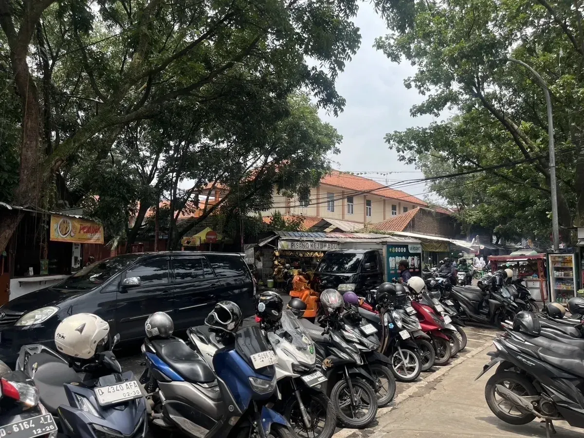 Area parkir di salah satu kawasan kuliner Bandung yang sedang dipadati oleh beberapa kendaraan, terutama pada jam makan siang (4/12/2025). (Sumber: Keira Khalila K | Foto: Keira Khalila K)