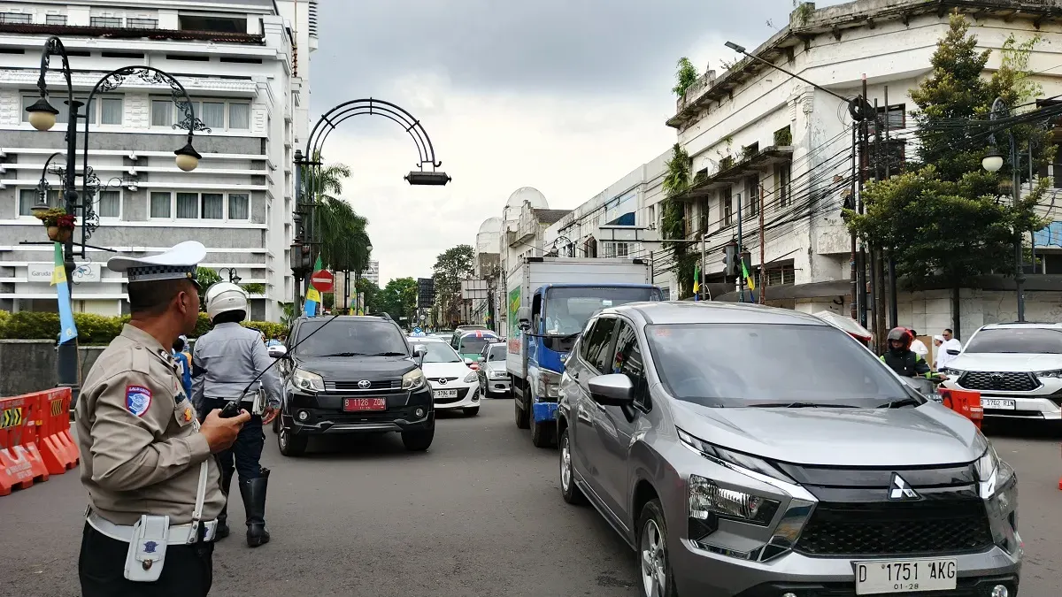 Menjelang akhir tahun, Jawa Barat kembali bersiap menghadapi gelombang besar kunjungan wisatawan yang diperkirakan melonjak signifikan pada periode libur Natal 2025 dan Tahun Baru 2026. (Sumber: Ayobandung.id)
