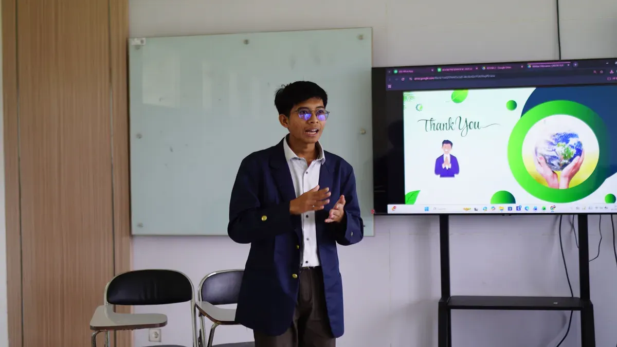 Wildan Hilmawan sedang mempresentasikan hasil KTI-nya. (Dokumentasi Penulis)