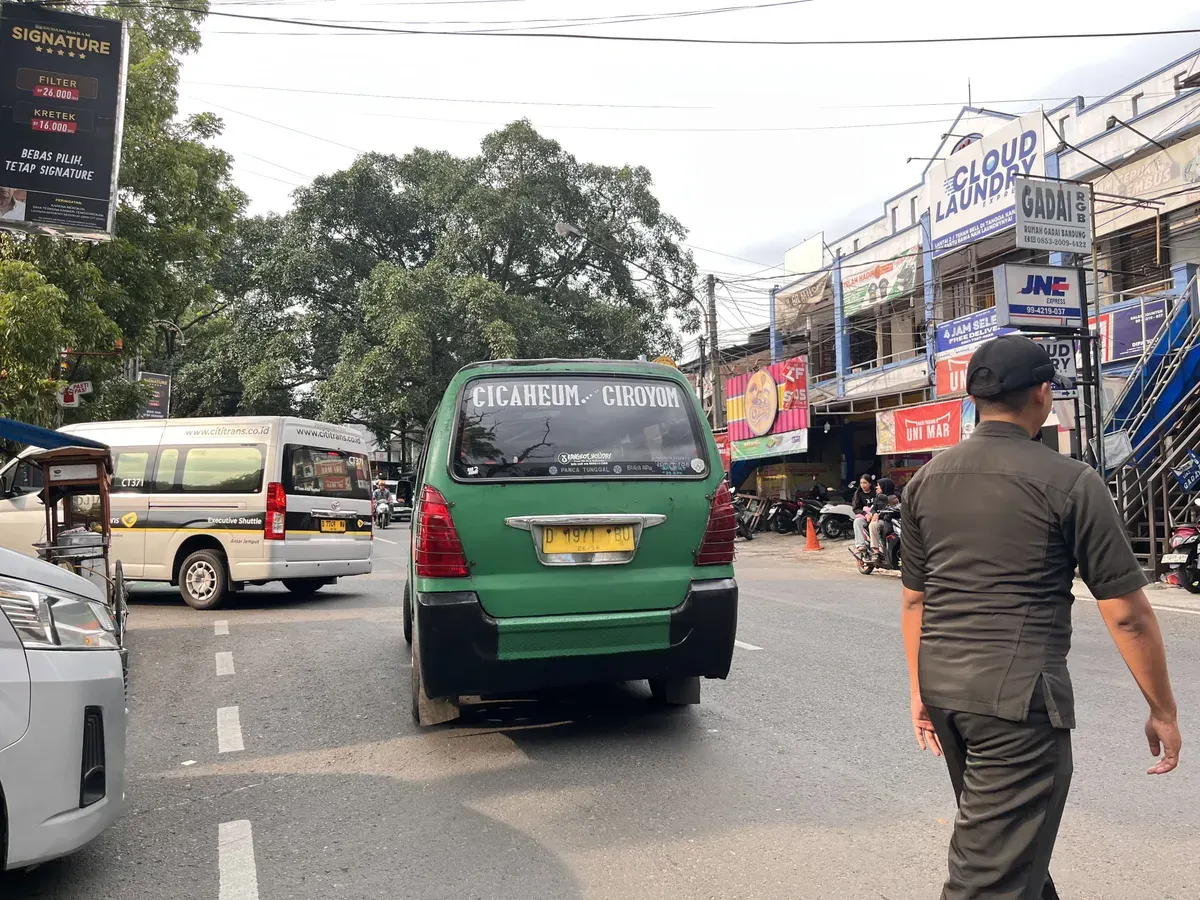 Angkot Kota Bandung yang mulai sepi peminat di Dipatiukur, (7/12/2025). (Foto: Andrea Keira)