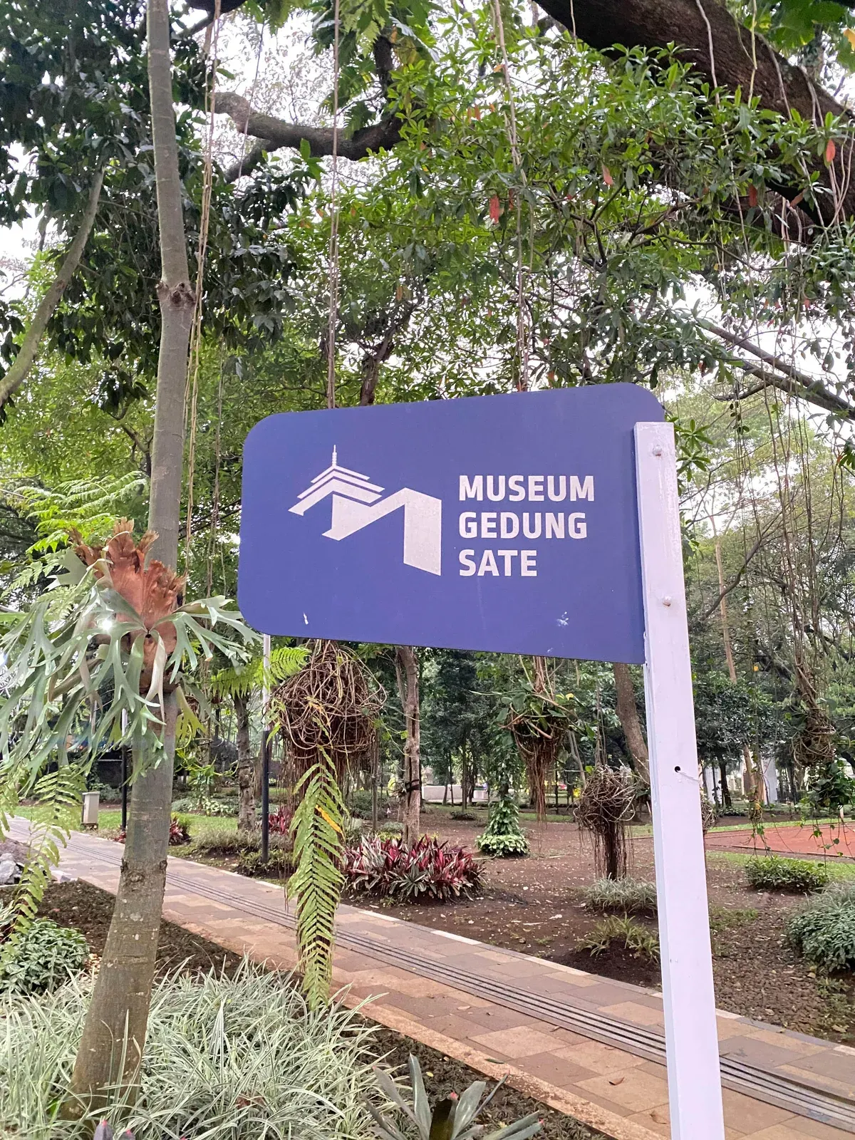 Gedung Sate merupakan bangunan bersejarah di Kota Bandung yang menjadi ikon Jawa Barat. (Dokumentasi Penulis)