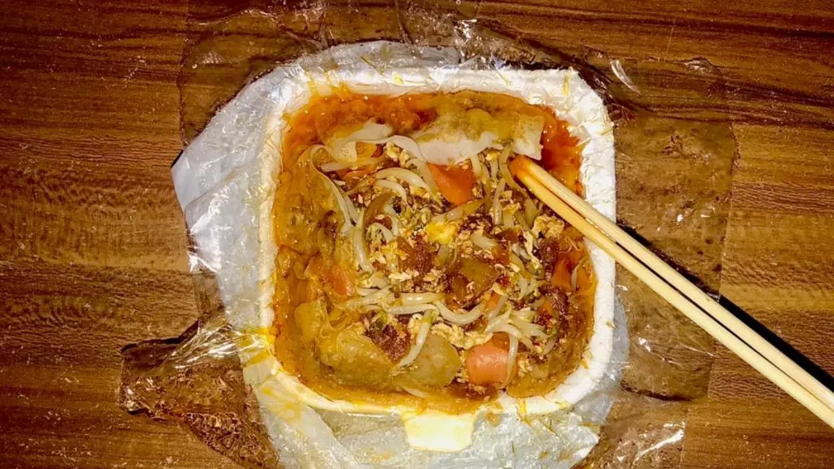 Seporsi lumpia basah katadji dengan bumbu dan topping yang melimpah. (Sumber: Dokumentasi Penulis | Foto: Tantia Nurwina)