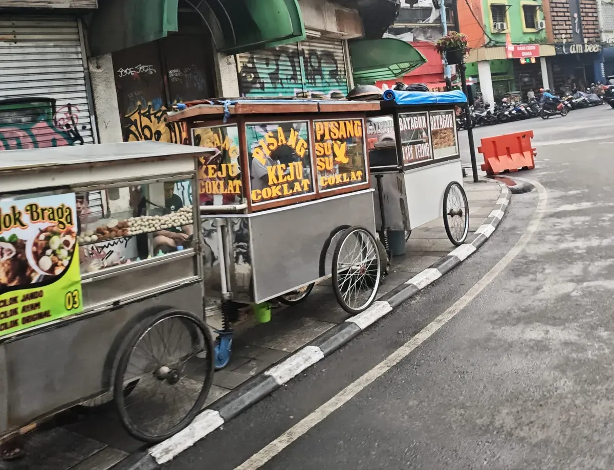 Trotoar di Jalan Braga yang dipenuhi PKL. (Foto: Author)
