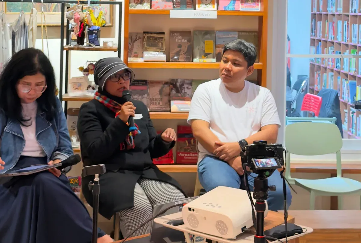 Ayang dari Dago Melawan menanggapi hasil riset CMCI Unpad bersama peneliti Detta Rahmawan dan moderator Preciosa Alnashava Janitra. (Sumber: CMCI Unpad)
