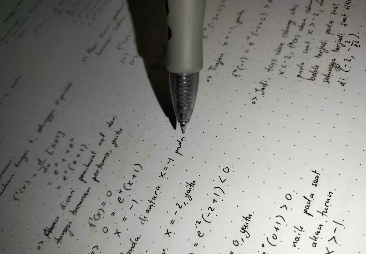 Matematika pun memerlukan penulisan sebagai jawaban formal di perkuliahan. (Sumber: Dok. Penulis | Foto: Caroline Jessie Winata)