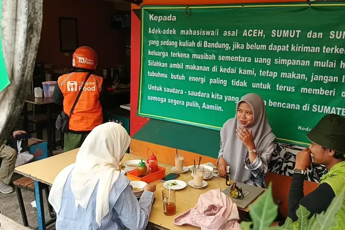 Lontong Medan ka' Zahra di Jalan Dipatiukur, Kota Bandung, menggratiskan semua menu makanan untuk perantau asal Sumatera yang keluarganya terdampak banjir bandang dan longsor. (Sumber: AyoBandung.com | Foto: Gilang Fathu Romadhan)