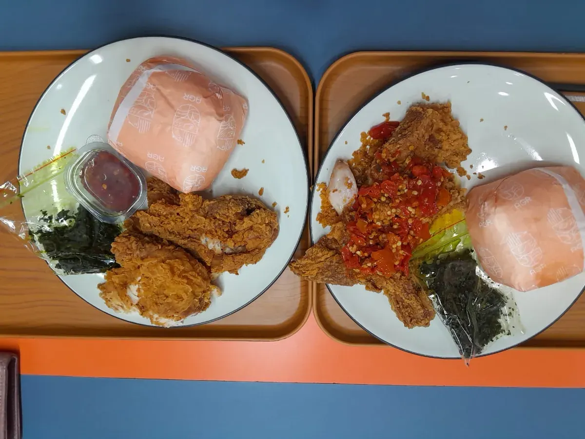 Ayam Geprek Rempah dilengkapi dengan kailan crispy dan sambal pedas yang nagih. (Sumber: Dokumentasi penulis | Foto: Firqotu Naajiyah)
