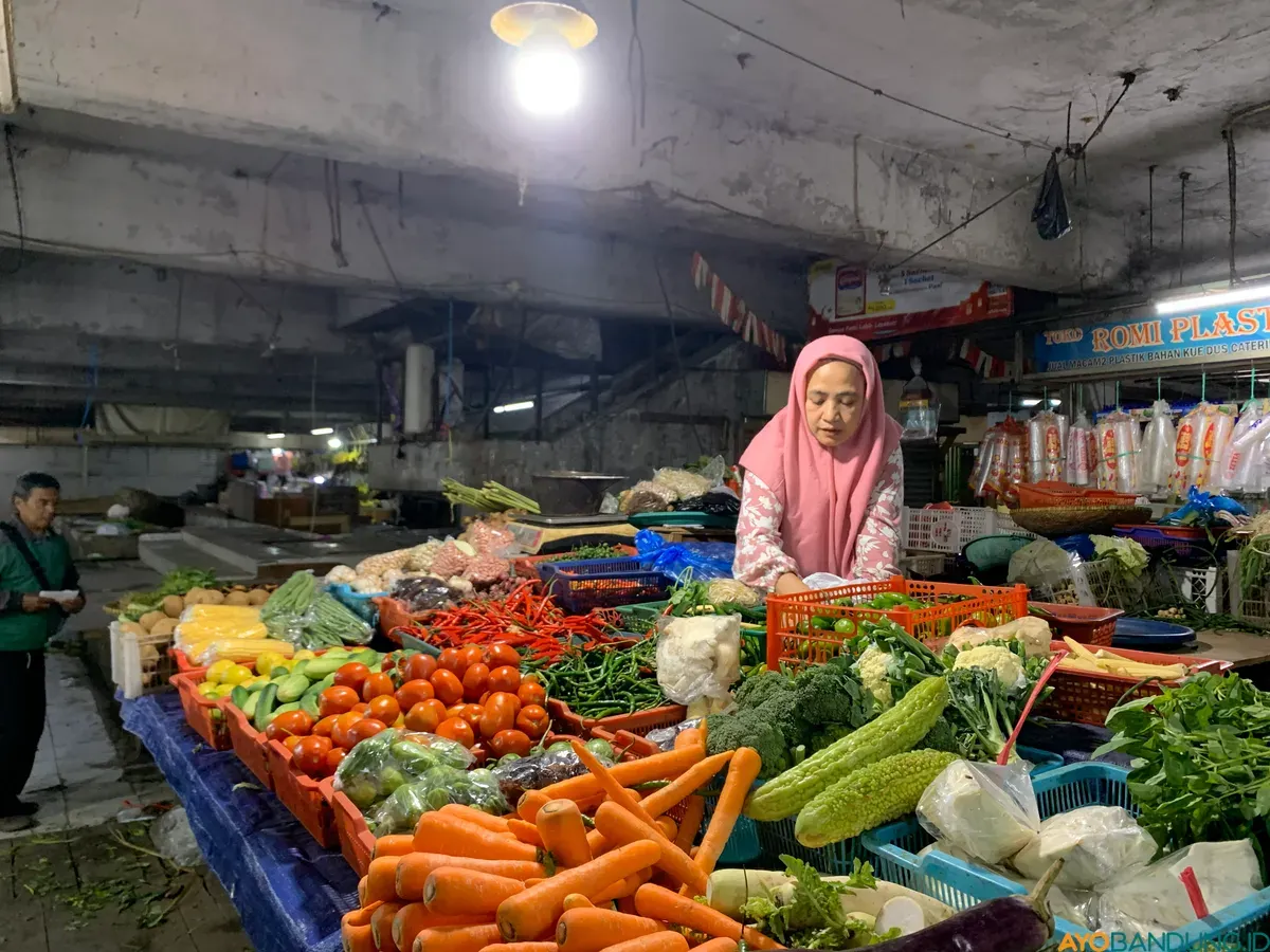 Punya beban ganda, perempuan pekerja menjadi pahlawan ekonomi sekaligus pengelola rumah tangga. (Sumber: ayobandung.id | Foto: Halwa Raudhatul)