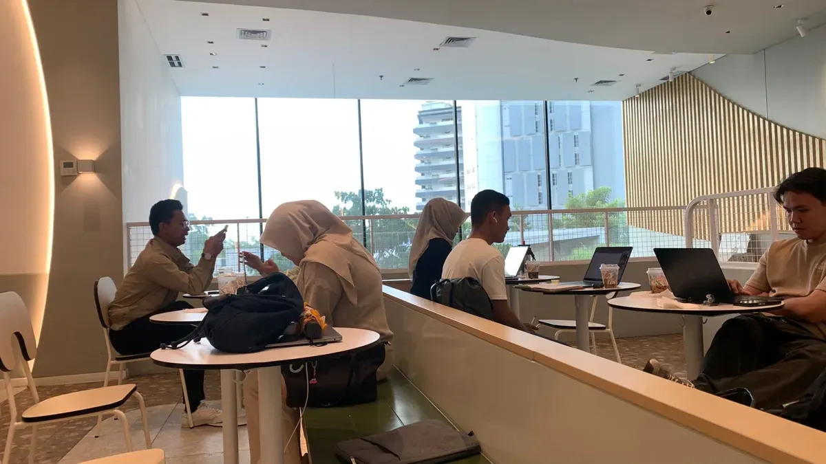 Coffee shop menjadi tempat favorit bagi para mahasiswa menjelang Ujian Akhir Semester (UAS) yang banyak tugas.