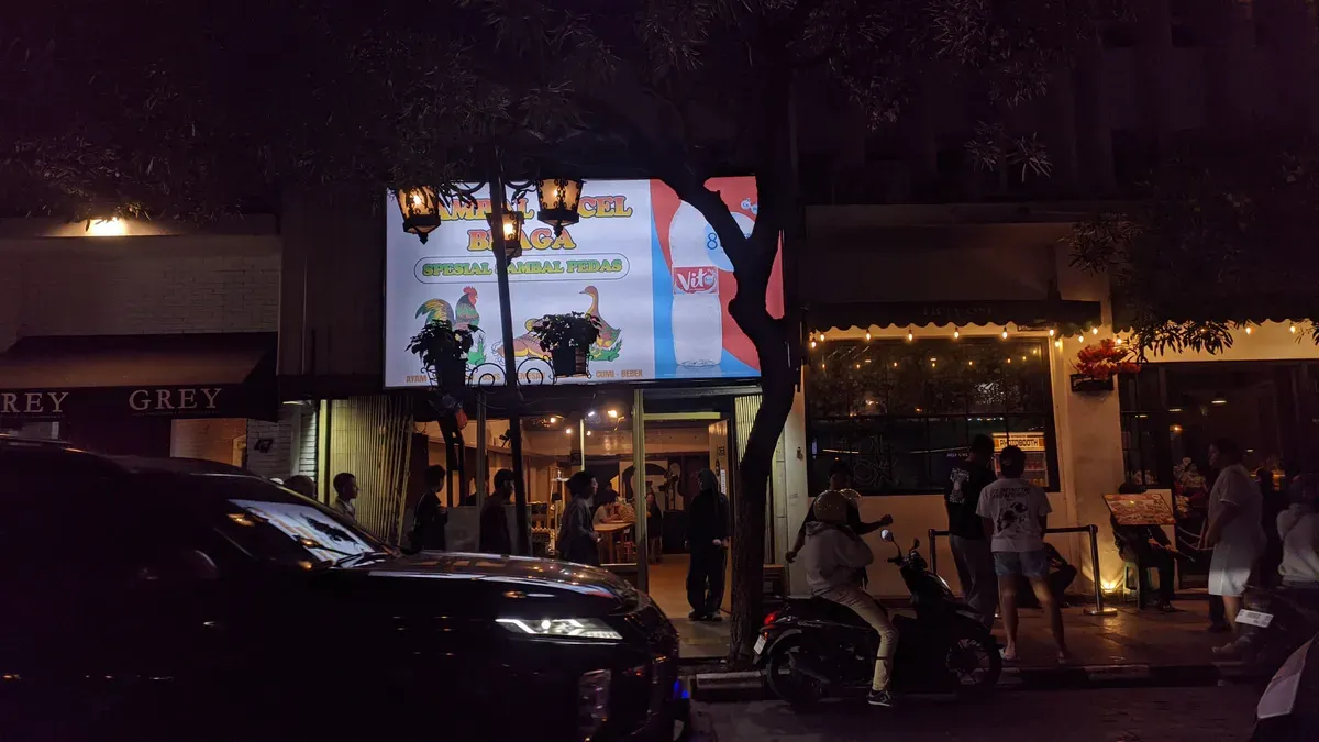 Sambel Pecel Braga di tengah hiruk pikuk perkotaan Bandung. (Foto: Fathiya Salsabila)