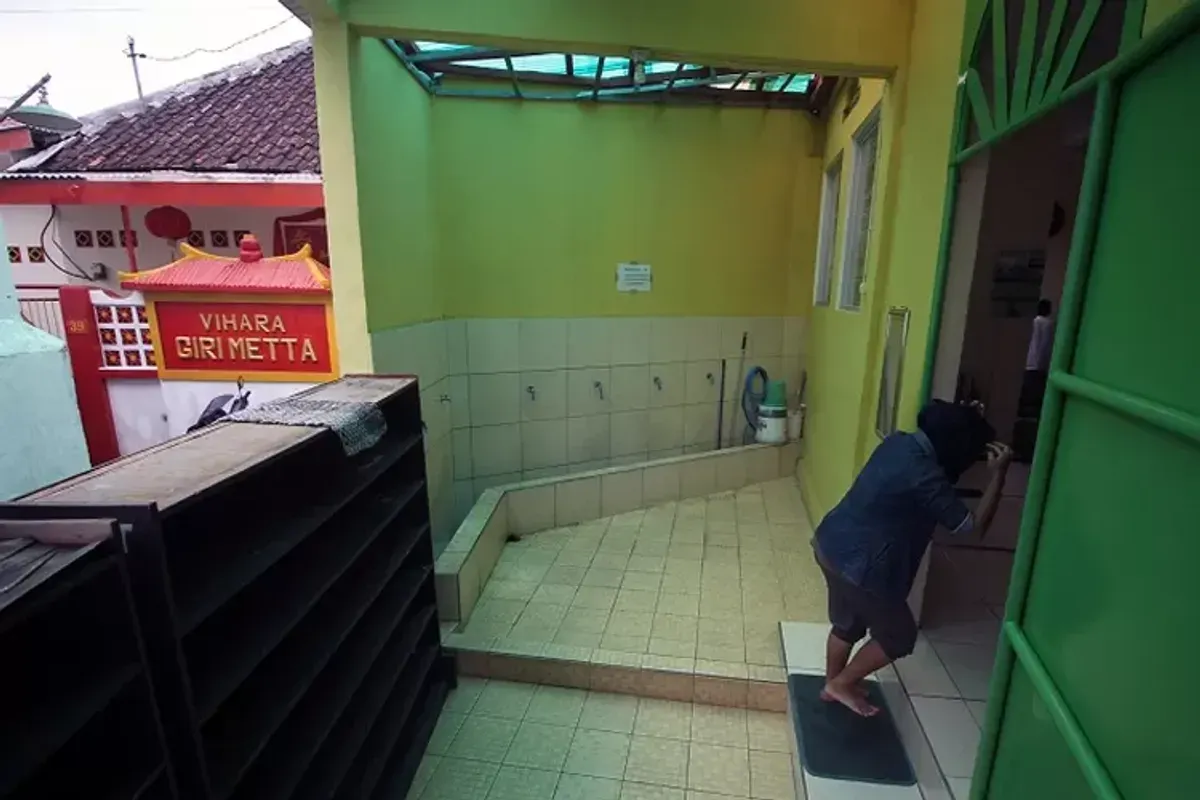 Seorang warga saat akan menjalankan ibadah salat di Masjid Al Amanah, Gang Ruhana, Jalan Lengkong Kecil, Bandung. (Sumber: AyoBandung.com | Foto: Ramdhani)