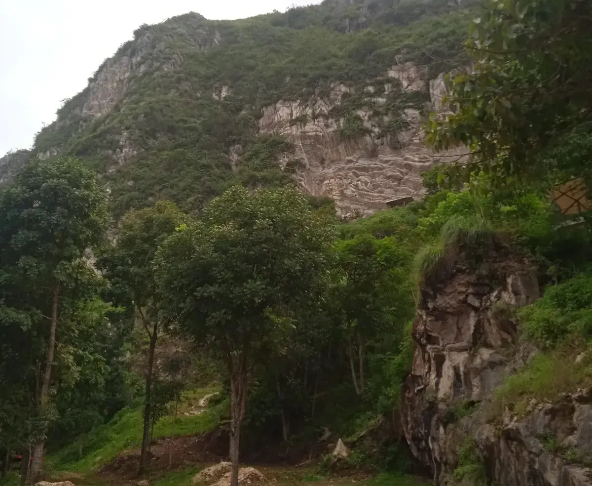 Salah satu tebing di wilayah Citatah. (Sumber: Dokumentasi Penulis)