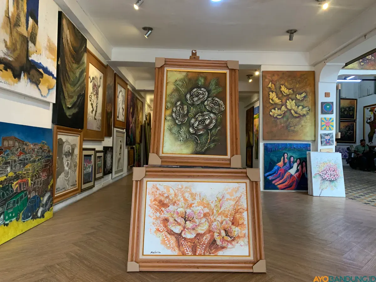 Puluhan lukisan yang dipamerkan dan untuk dijual di Rumah Seni Ropih di Jalan Braga, Kota Bandung. (Sumber: ayobandung.id | Foto: Toni Hermawan)