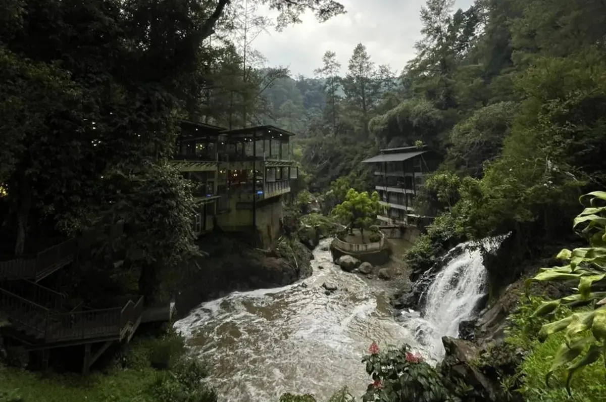 Air terjun yang langsung terlihat dari kafe. (Sumber: Dokumentasi Pribadi)