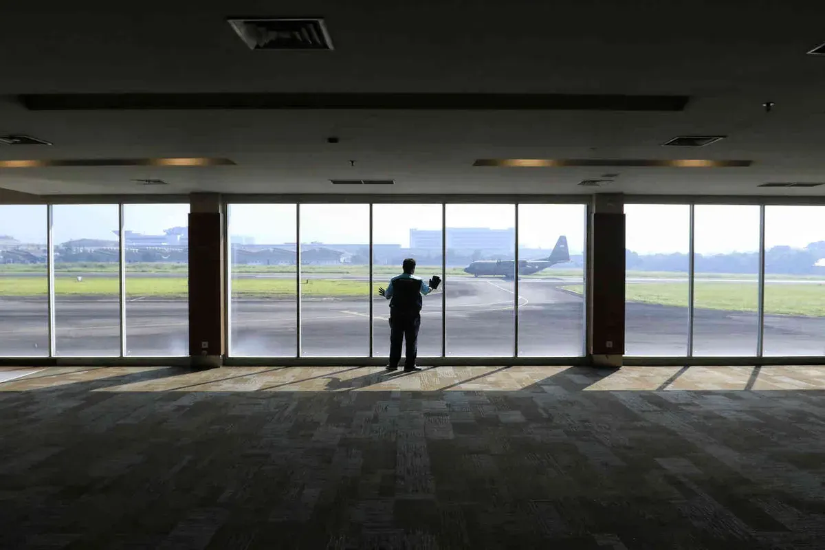 Situasi Bandara Husein Sastranegara, Kota Bandung, tampak lengang. (Sumber: Ayobandung | Foto: Irfan Al Faritsi)