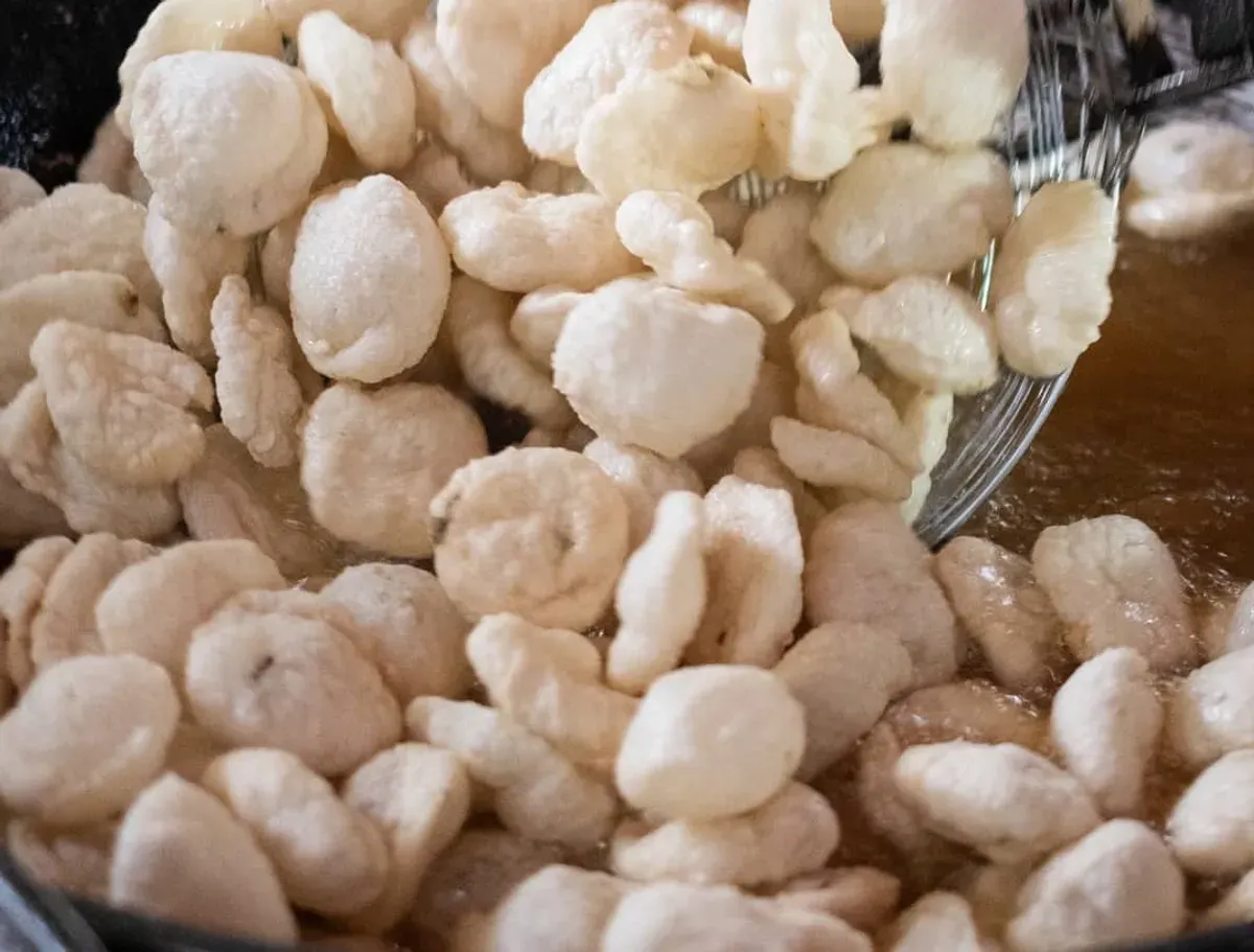 Di balik gemerlap kafe estetik dan restoran kekinian, kuliner kaki lima tetap menjadi denyut nadi yang menghidupkan Bandung sebagai surga wisata kuliner. (Sumber: Cireng Cipaganti)