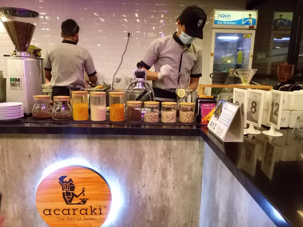 Acaraki Jamu tak sekadar menjual minuman herbal, tetapi menyuguhkan pengalaman gaya hidup yang berakar pada warisan budaya. (Sumber: Ayobandung.id | Foto: Eneng Reni Nuraisyah Jamil)
