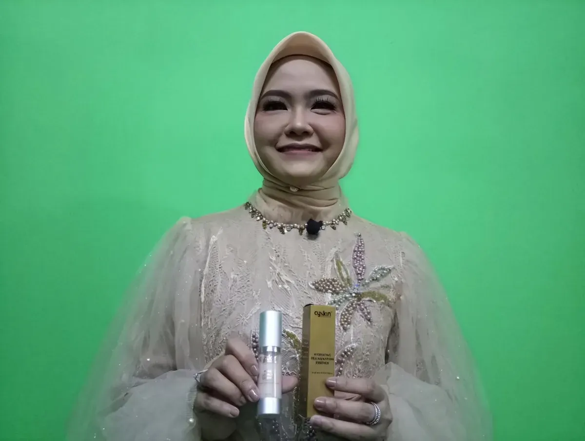 Yuli Yulianti, pendiri sekaligus pemilik brand skincare lokal asal Bandung, Calysta Skincare. (Sumber: Ayobandung.id | Foto: Eneng Reni Nuraisyah Jamil)