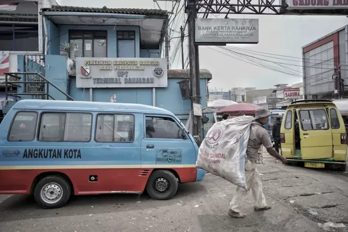 Angkot sedang menunggu penumpang. (Sumber: ayobandung.com | Foto: Kavin Faza)