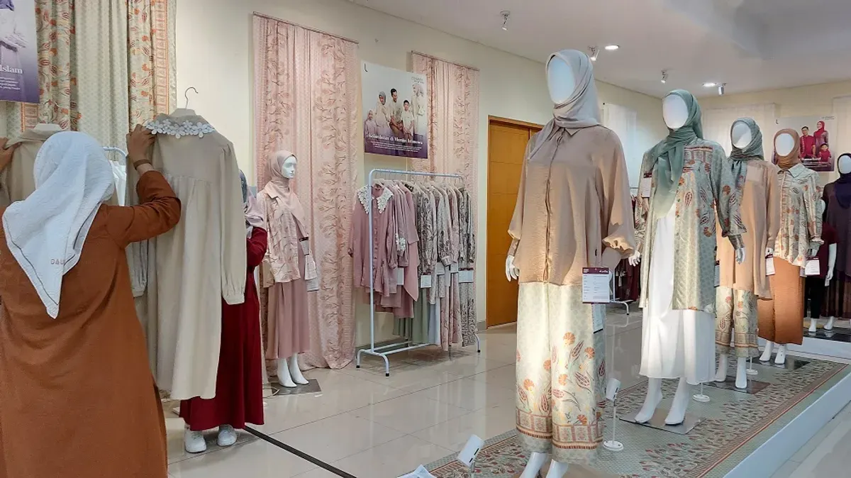 Elzatta, brand lokal yang sudah berdiri belasan tahun dan kini memasuki fase transformasi kreatif yang matang. (Sumber: Ayobandung.id | Foto: Eneng Reni Nuraisyah Jamil)