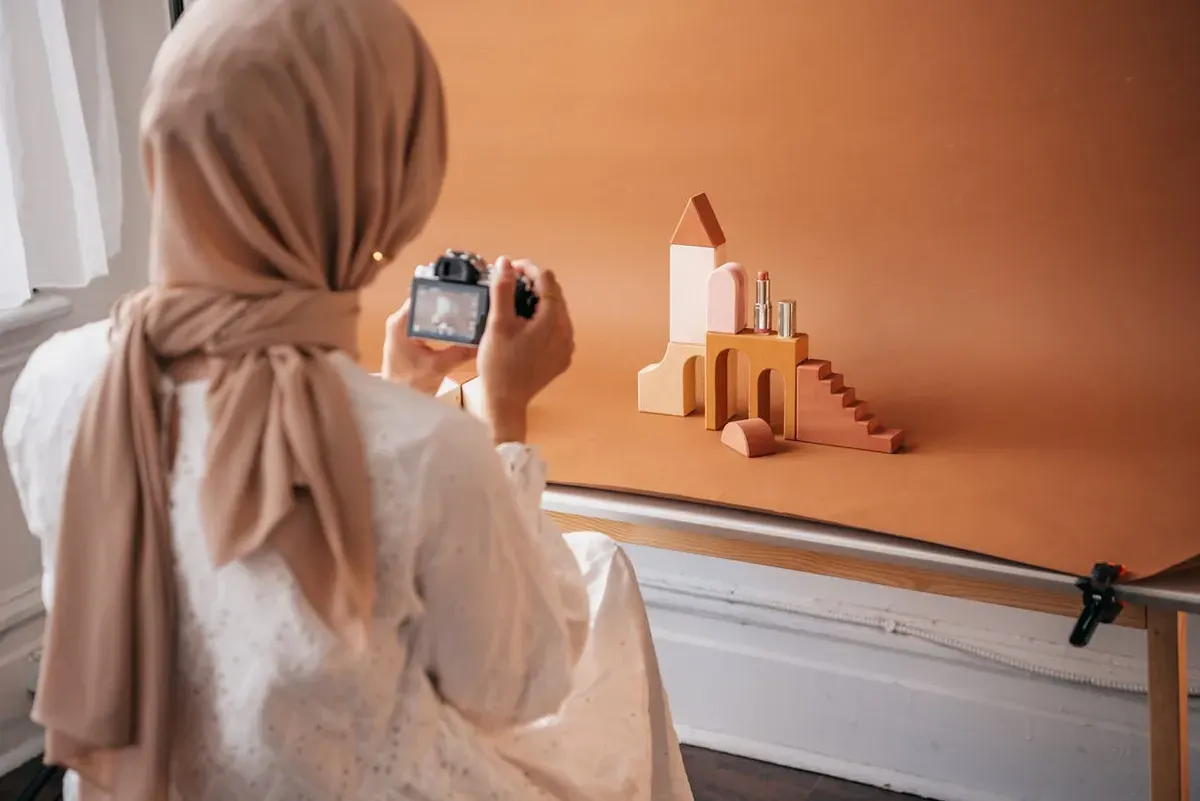 Kini, media sosial menjadi panggung global, tempat siapa pun bisa menampilkan diri, membentuk citra, dan menarik perhatian. (Sumber: Pexels/PNW Production)