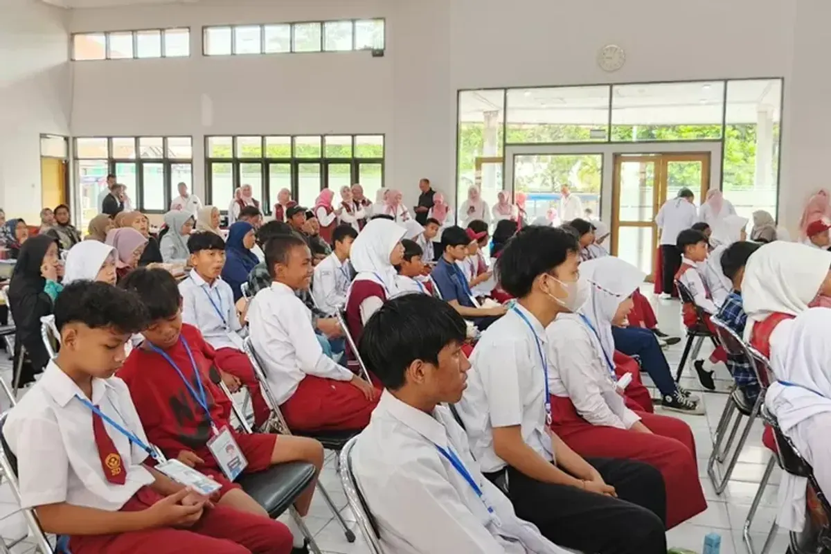 Sejumlah siswa baru mengikuti kegiatan Masa Pengenalan Lingkungan Sekolah (MPLS) di Kota Bandung. (Sumber: Ayobandung.id | Foto: Gilang Fathu Romadhan)
