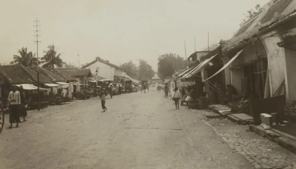 Suasana Chineesche Kamp Bandung zaman Belanda tahun 1900-an. (Sumber: Leiden University Libraries Digital Collections)