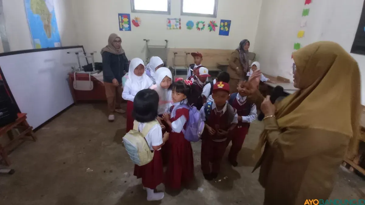 Siswa SDN I Babakan Talang mengawali tahun ajaran baru di bangunan darurat. (Sumber: ayobandung.id | Foto: Restu Nugraha)