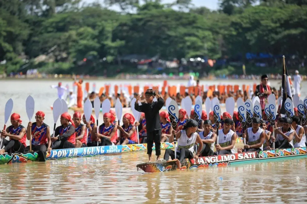 Tarian Anak Koci dalam pacu jalur bukan sekadar pertunjukan visual. Ia adalah ritual penuh makna. (Sumber: mediacenter.riau.go.id)