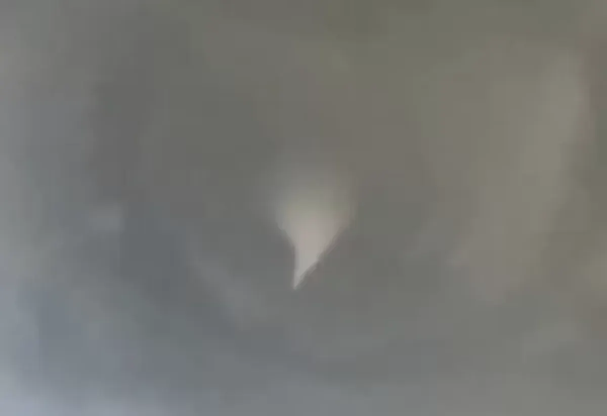 Tornado Rancaekek yang dilaporkan terlihat dari Jatinangor. (Sumber: Twitter @be4utiful0nes)
