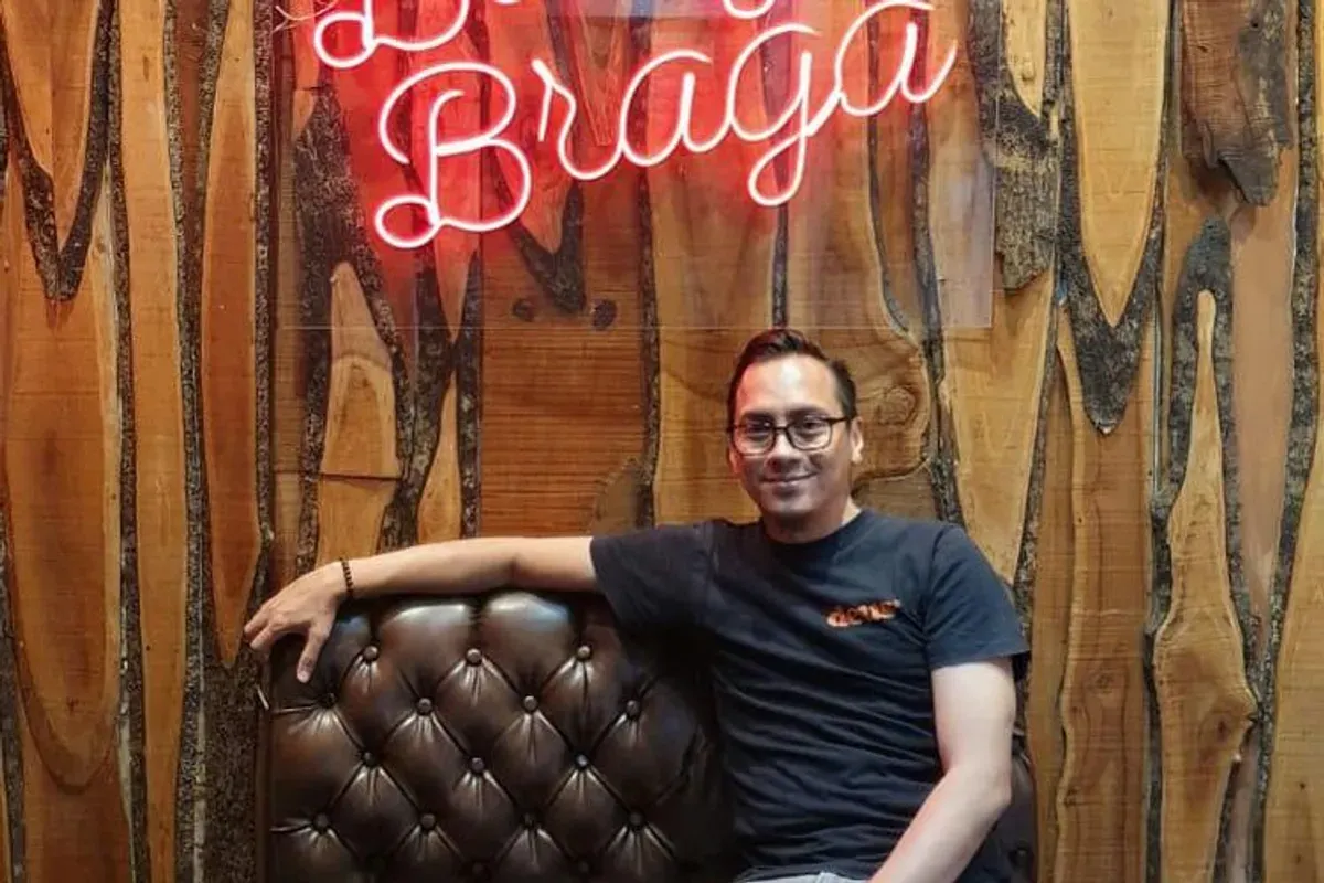 Dony Turdiyana seorang pebisnis yang menjadikan keyakinan, keberanian, dan kepekaan pasar sebagai kompas hidupnya. (Sumber: Ayobandung.id | Foto: Eneng Reni Nuraisyah Jamil)