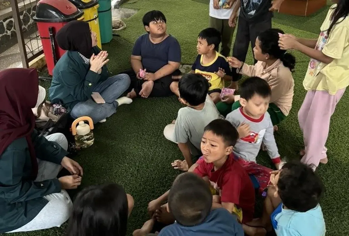 Sekelompok mahasiswa ITB menggelar kegiatan edukatif dan partisipatif di Taman Cascade, Jalan Kebon Bibit, Kota Bandung. (Sumber: Dokumentasi Penulis)