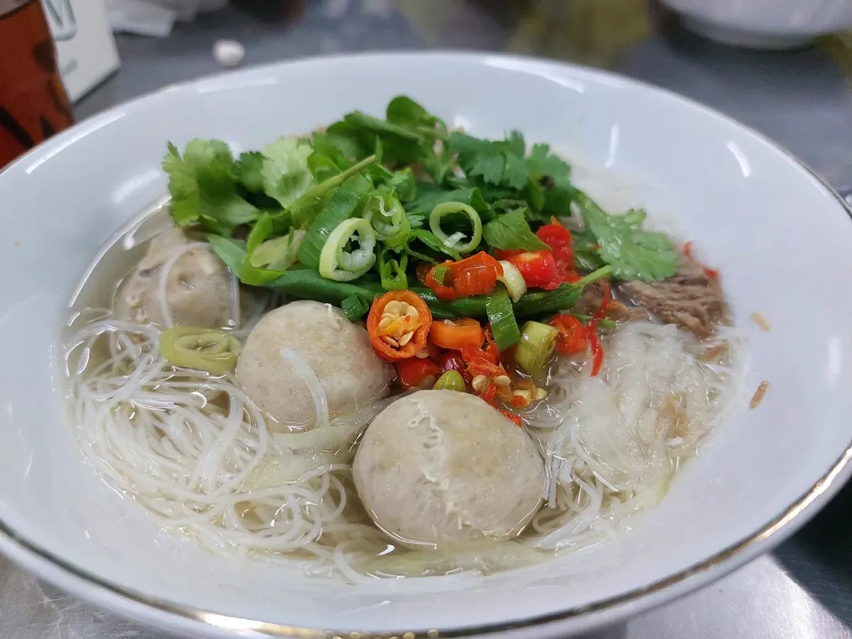 Berbeda dari kebanyakan warung bakso yang menyuguhkan kuah kental dan penuh rempah, Bakso Bintang Asia memilih jalur yang tak biasa yakni menyajikan kuah bening. (Sumber: Ayobandung.id | Foto: Eneng Reni Nuraisyah Jamil)