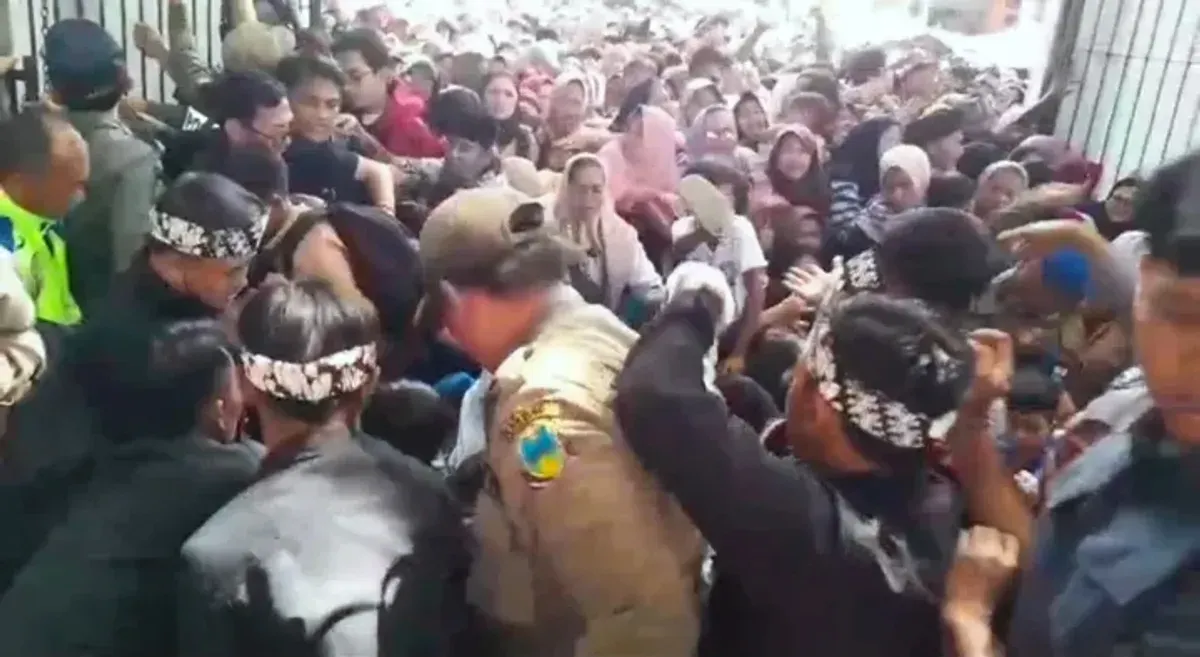 Suasana kericuhan saat pesta rakyat pernikahan anak Dedi Mulyadi di Pendopo Garut.