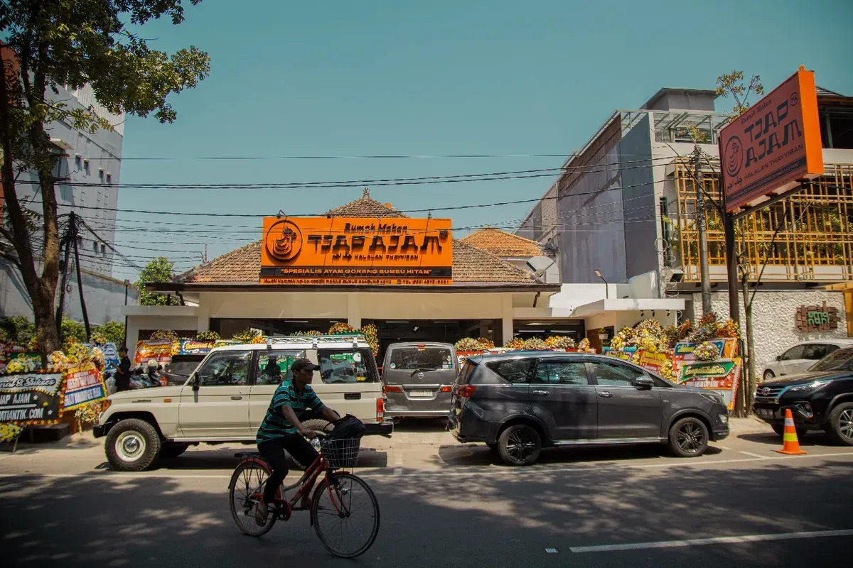 Di balik aroma harum rempah dan hangatnya suasana rumah makan Tjap Ajam, tersimpan kisah tentang dedikasi melestarikan kekayaan kuliner Jawa. (Sumber: Tjap Ajam)