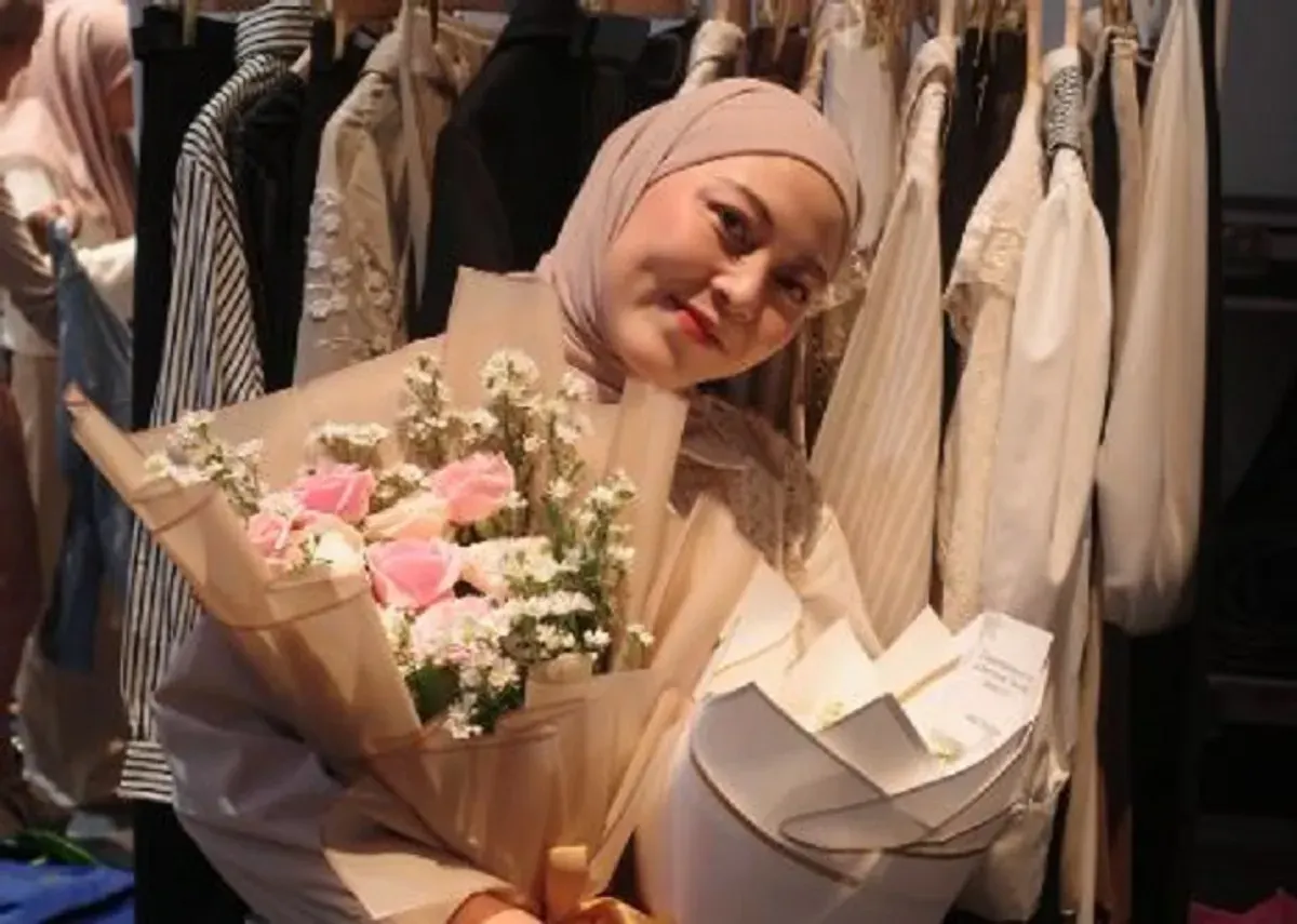 Banyak orang memulai bisnis dengan rencana, modal, dan tim. Tapi bagi Yisti Yisnika, semuanya berawal dari satu koper, kuota internet, dan mimpi besar. (Sumber: Instagram @yistiyisnika)